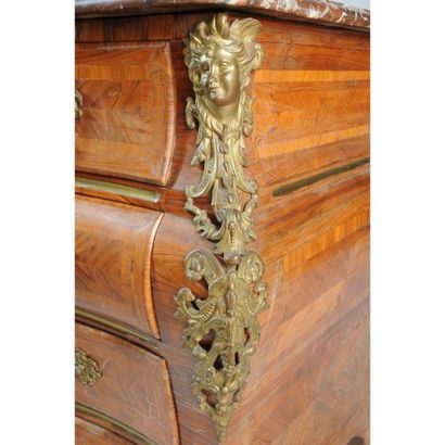 SPECTACULAIRE COMMODE RÉGENCE galbée en façade...