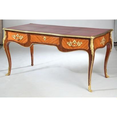 BUREAU PLAT LOUIS XV de forme rectangulaire...