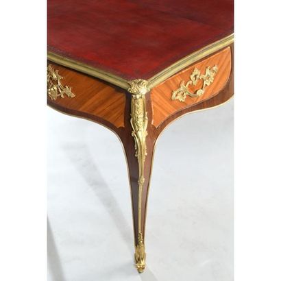 BUREAU PLAT LOUIS XV de forme rectangulaire...