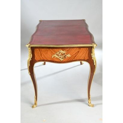 BUREAU PLAT LOUIS XV de forme rectangulaire...
