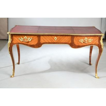BUREAU PLAT LOUIS XV de forme rectangulaire...