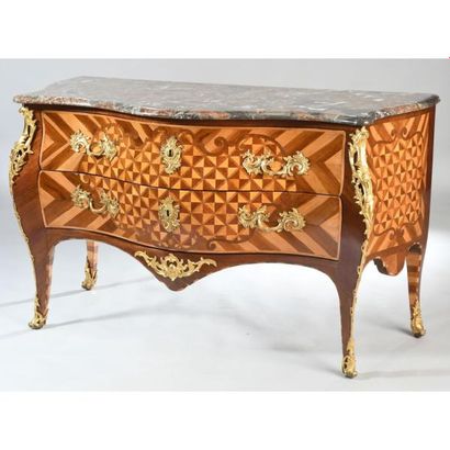 EXCEPTIONNELLE COMMODE LOUIS XV de forme...