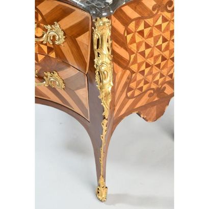 EXCEPTIONNELLE COMMODE LOUIS XV de forme...