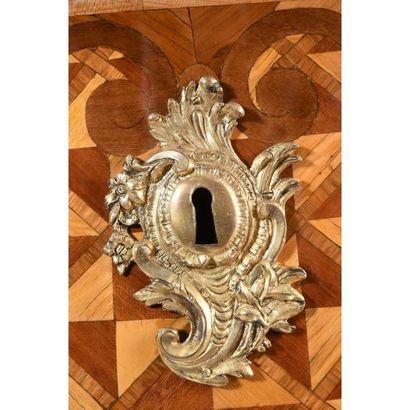 EXCEPTIONNELLE COMMODE LOUIS XV de forme...