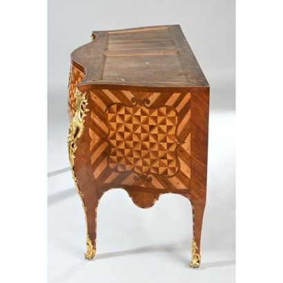 EXCEPTIONNELLE COMMODE LOUIS XV de forme...