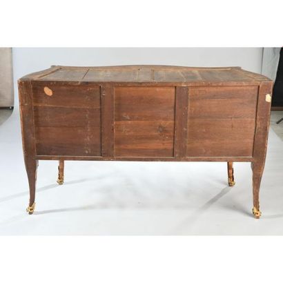 EXCEPTIONNELLE COMMODE LOUIS XV de forme...
