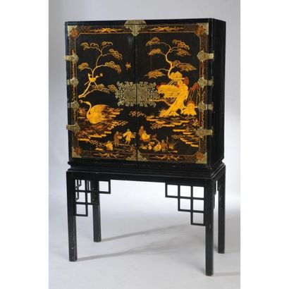 CABINET à portes en laque à décor de paysages...