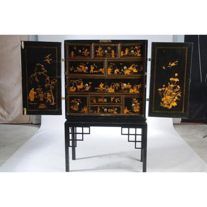 CABINET à portes en laque à décor de paysages...