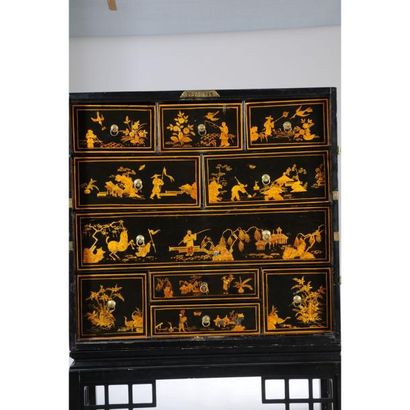 CABINET à portes en laque à décor de paysages...