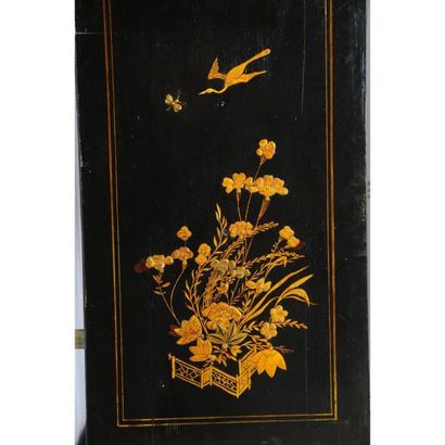 CABINET à portes en laque à décor de paysages...