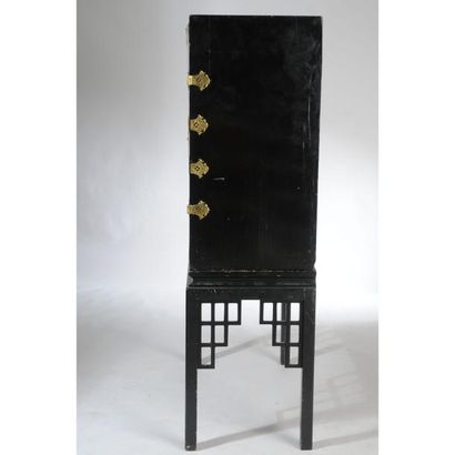 CABINET à portes en laque à décor de paysages...