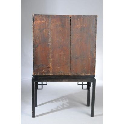 CABINET à portes en laque à décor de paysages...