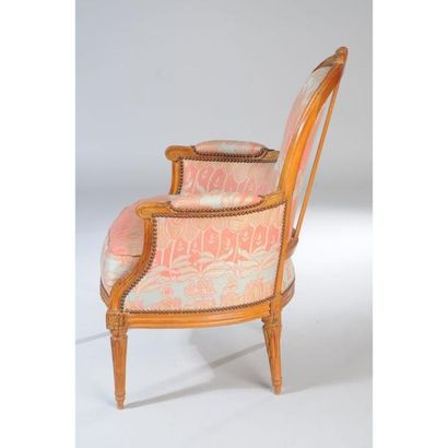 PAIRE DE BERGERES LOUIS XVI à dossier corbeille...