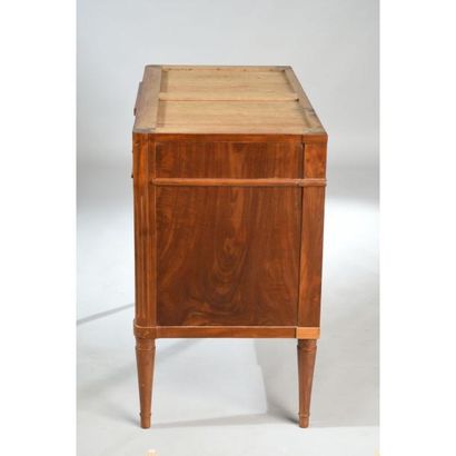COMMODE LOUIS XVI de forme rectangulaire...
