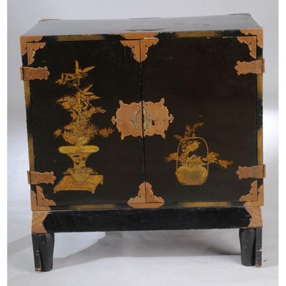 CABINET JAPONAIS en laque sur fond noir et...