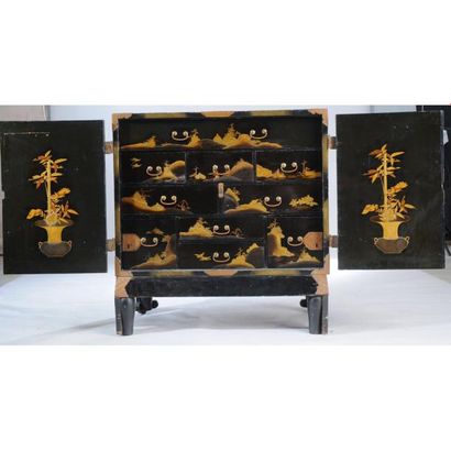 CABINET JAPONAIS en laque sur fond noir et...