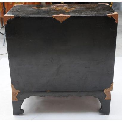 CABINET JAPONAIS en laque sur fond noir et...
