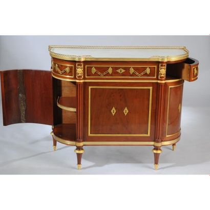 MOLITOR Attribué à. COMMODE LOUIS XVI à portes...