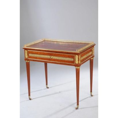 TABLE A ECRIRE LOUIS XVI en acajou et placage...