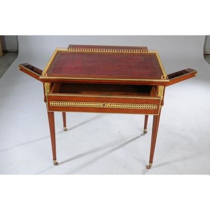 TABLE A ECRIRE LOUIS XVI en acajou et placage...