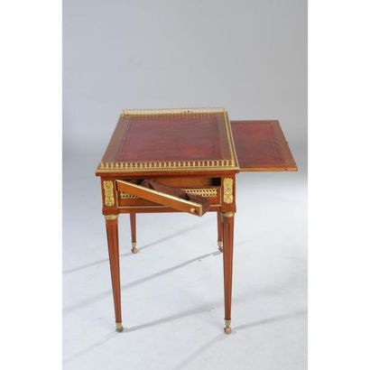 TABLE A ECRIRE LOUIS XVI en acajou et placage...