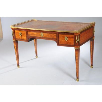 BUREAU PLAT LOUIS XVI en placage de bois...