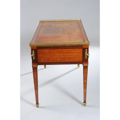BUREAU PLAT LOUIS XVI en placage de bois...