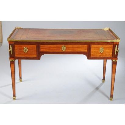 BUREAU PLAT LOUIS XVI en placage de bois...