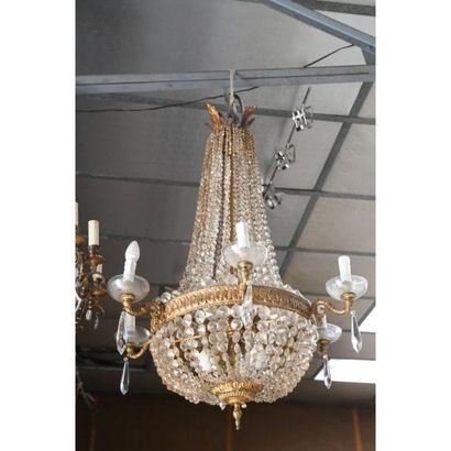LUSTRE DE STYLE LOUIS XVI en bronze doré...