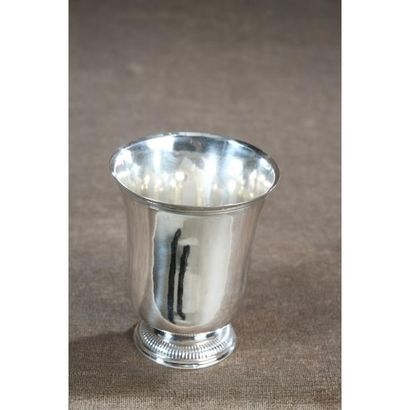 TIMBALE TULIPE en argent massif sur piédouche...