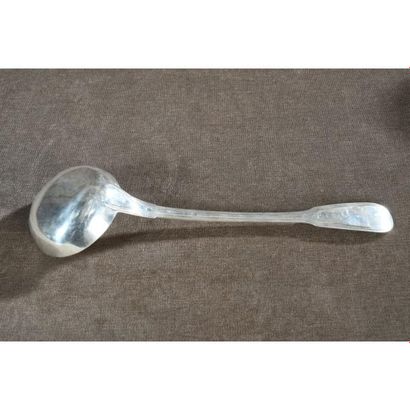 LOUCHE en argent massif à modèle filets....