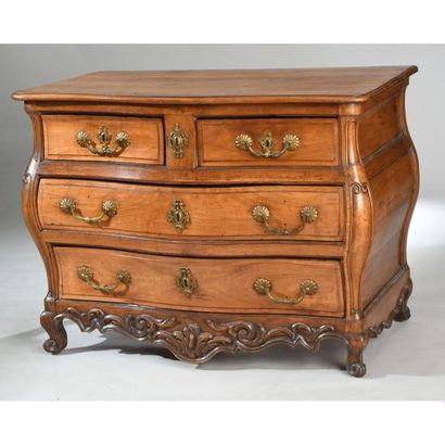 COMMODE LOUIS XV galbée en façade et sur...