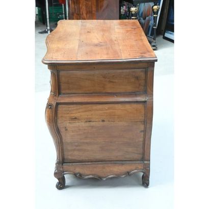 COMMODE LOUIS XV galbée en façade et sur...