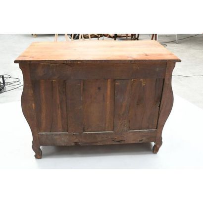 COMMODE LOUIS XV galbée en façade et sur...