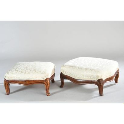 PAIRE DE PETITS TABOURETS DE PIEDS DANS LE...
