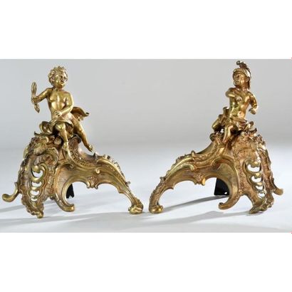 PAIRE DE CHENETS RÉGENCE en bronze à patine...