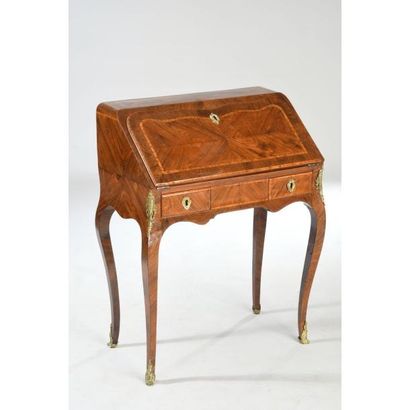 BUREAU DOS D’ANE LOUIS XV en placage de bois...