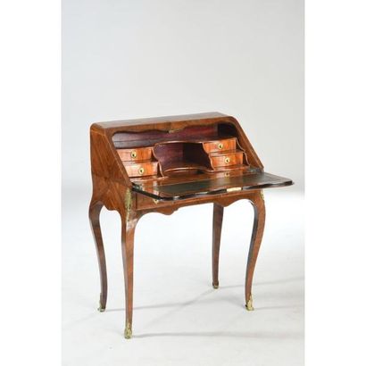 BUREAU DOS D’ANE LOUIS XV en placage de bois...