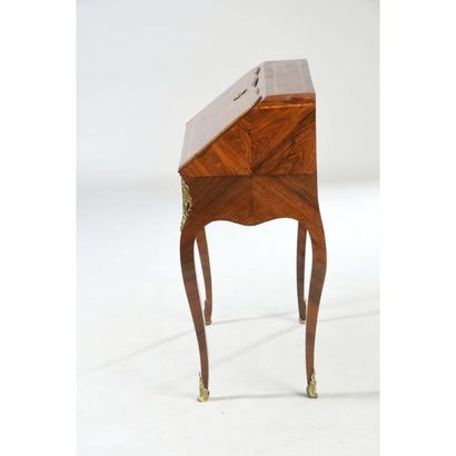 BUREAU DOS D’ANE LOUIS XV en placage de bois...