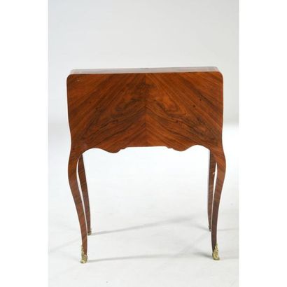 BUREAU DOS D’ANE LOUIS XV en placage de bois...