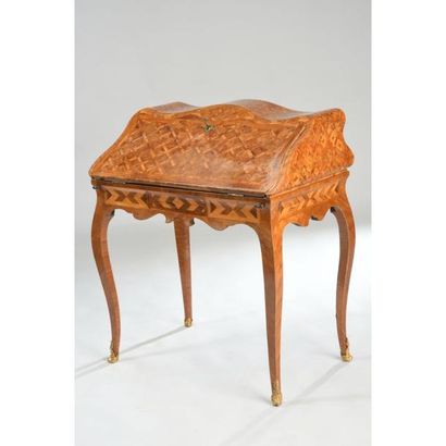 BUREAU DOS D’ANE LOUIS XV extrêmement galbé...