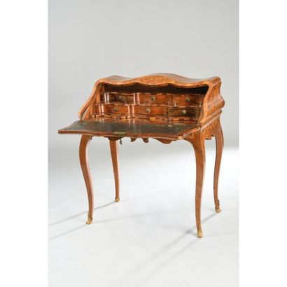 BUREAU DOS D’ANE LOUIS XV extrêmement galbé...
