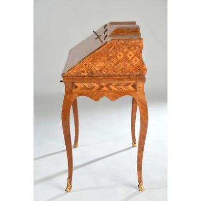 BUREAU DOS D’ANE LOUIS XV extrêmement galbé...