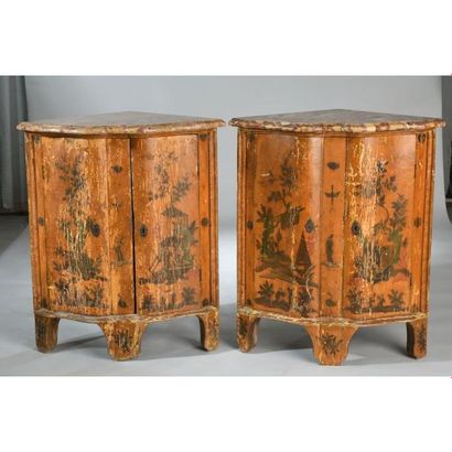 PAIRE D’ENCOIGNURES LOUIS XV à décor sur...