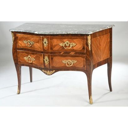 COMMODE SAUTEUSE LOUIS XV galbée en façade...
