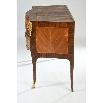 COMMODE SAUTEUSE LOUIS XV galbée en façade...