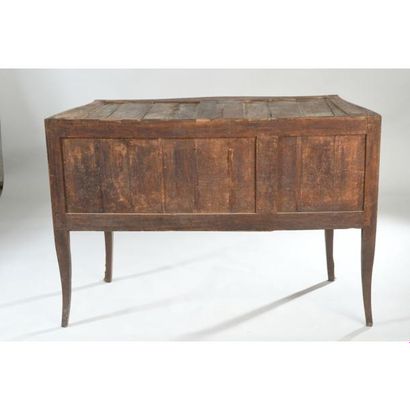COMMODE SAUTEUSE LOUIS XV galbée en façade...
