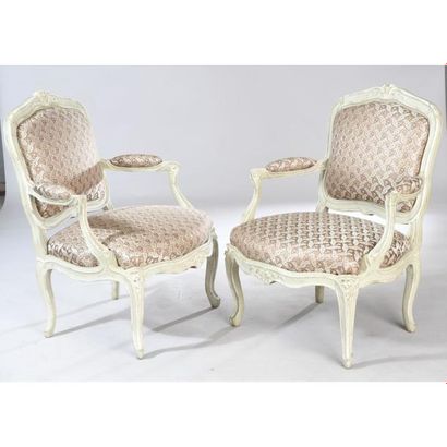 PAIRE DE FAUTEUILS LOUIS XV A CHASSIS en...