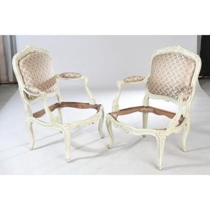 PAIRE DE FAUTEUILS LOUIS XV A CHASSIS en...