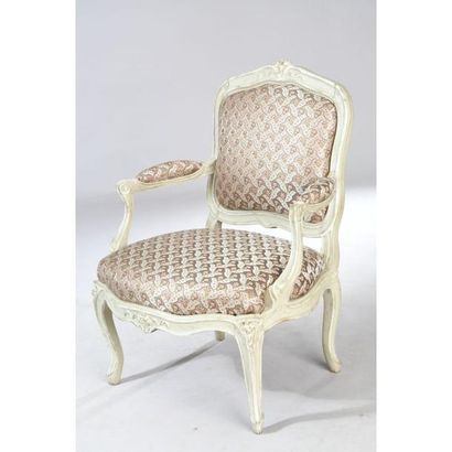 PAIRE DE FAUTEUILS LOUIS XV A CHASSIS en...